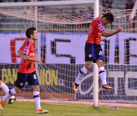 Rodrigo Ramallo (d) abri la ruta del triunfo para el cuadro aviador, frente al equipo juvenil de Real Potos.