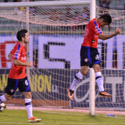 Rodrigo Ramallo (d) abri la ruta del triunfo para el cuadro aviador, frente al equipo juvenil de Real Potos.