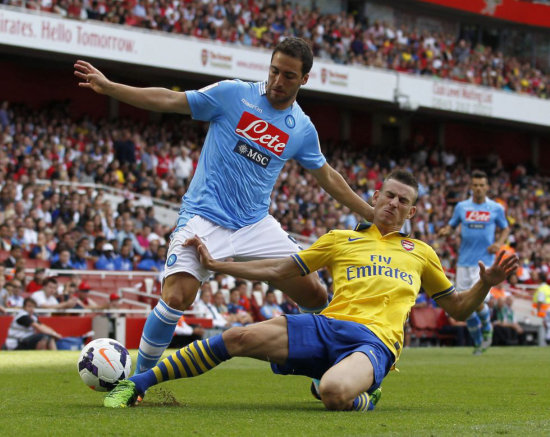 El delantero argentino Gonzalo Higuan (i) fue uno de los refuerzos que debut con la camiseta del Npoles.