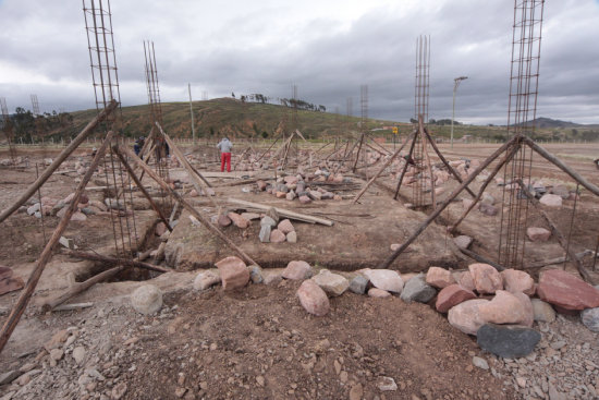 OBRA. Un consorcio de empresas construye la primera fase del campo ferial en Lajastambo.