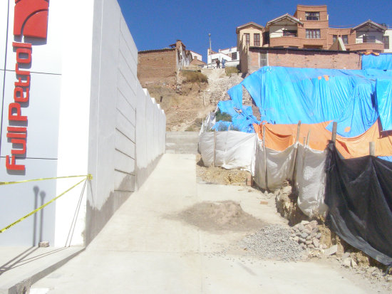 ESCALINATA. Las gradas que unen las calles San Alberto y Camargo colapsaron hace ms de dos aos cuando se realizaba el movimiento de tierras para construir la estacin de servicio Full Petroll. La gente se da modos para transitar por el lugar.