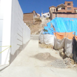 ESCALINATA. Las gradas que unen las calles San Alberto y Camargo colapsaron hace ms de dos aos cuando se realizaba el movimiento de tierras para construir la estacin de servicio Full Petroll. La gente se da modos para transitar por el lugar.