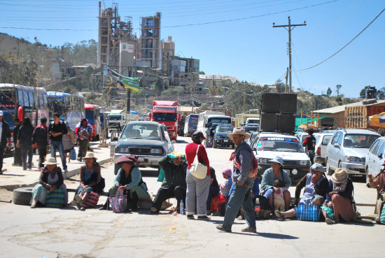 MOVILIZACIN: Los dirigentes de los barrios del Distrito 2 decidieron bloquear la carretera a Cochabamba y Santa Cruz.