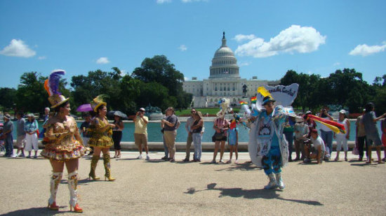 DEMOSTRACIN. Los residentes bolivianos en los Estados Unidos bailaron la tradicional Morenada.