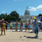 DEMOSTRACIN. Los residentes bolivianos en los Estados Unidos bailaron la tradicional Morenada.