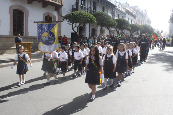 HOMENAJE. Nios con mucho fervor cvico desfilaron ayer; hoy les toca a los estudiantes de los colegios diurnos y nocturnos.