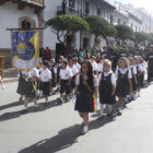 HOMENAJE. Nios con mucho fervor cvico desfilaron ayer; hoy les toca a los estudiantes de los colegios diurnos y nocturnos.