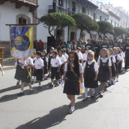 HOMENAJE. Nios con mucho fervor cvico desfilaron ayer; hoy les toca a los estudiantes de los colegios diurnos y nocturnos.