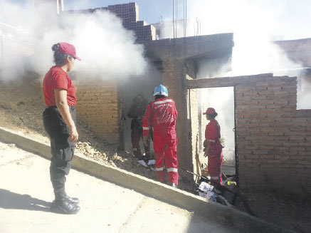 FUEGO. Un incendio voraz consumi todo en un cuarto en el barrio de Bajo Delicias, los vecinos no pudieron ayudar porque no haba agua.