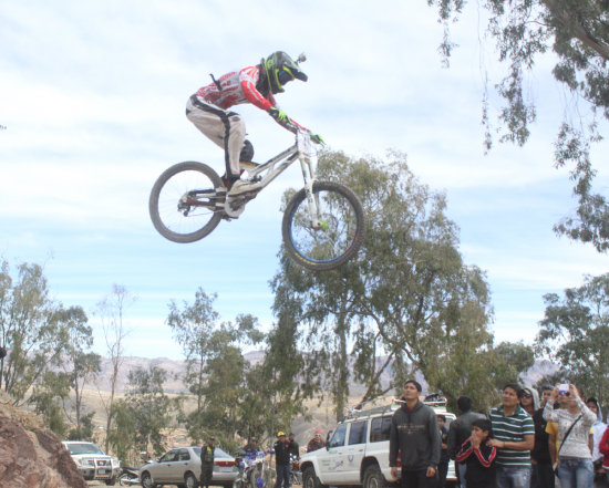 El pedalista pacea Yanick Wende en plena competencia ayer, en el Campeonato Nacional de Ciclismo de Descenso, que se corri en el cerro Churuquella.