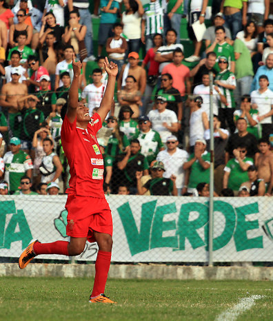 El valluno Did Torrico celebra uno de los goles marcados a Oriente; abajo, una jugada del partido de ayer, en Montero.