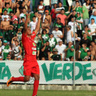 El valluno Did Torrico celebra uno de los goles marcados a Oriente; abajo, una jugada del partido de ayer, en Montero.