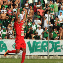 El valluno Did Torrico celebra uno de los goles marcados a Oriente; abajo, una jugada del partido de ayer, en Montero.