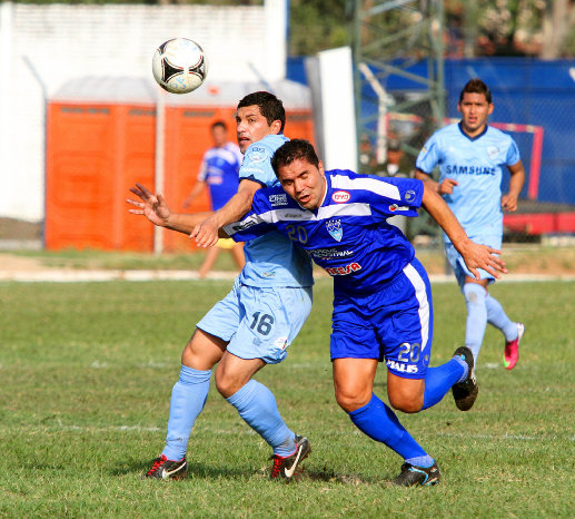 Esteban Fuertes forcejea en procura del baln durante el partido; abajo, las modelos de Sport Boys animaron la previa del partido.