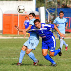 Esteban Fuertes forcejea en procura del baln durante el partido; abajo, las modelos de Sport Boys animaron la previa del partido.