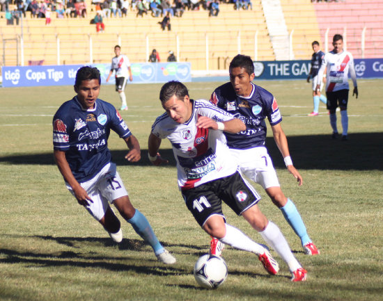 Rodrigo Vargas, autor de un gol, intenta dejar a dos rivales.