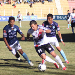 Rodrigo Vargas, autor de un gol, intenta dejar a dos rivales.