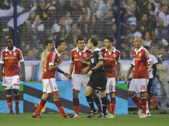 Los jugadores de River Plate reclaman al rbitro una falta, en el partido que cayeron ayer, frente a Gimnasia La Plata.