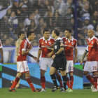 Los jugadores de River Plate reclaman al rbitro una falta, en el partido que cayeron ayer, frente a Gimnasia La Plata.