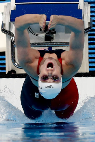 La nadadora de Estados Unidos, Missy Franklin, durante la prueba de 100 metros espalda y en la premiacin.