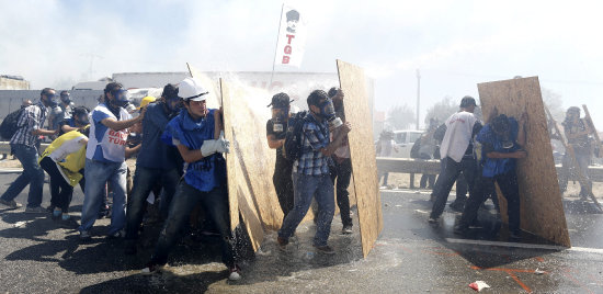 SENTENCIA. Manifestantes se enfrentan con policas en Turqua luego de escuchar las sentencias contra varios ex jefes militares.