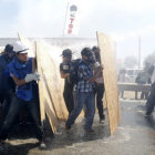 SENTENCIA. Manifestantes se enfrentan con policas en Turqua luego de escuchar las sentencias contra varios ex jefes militares.