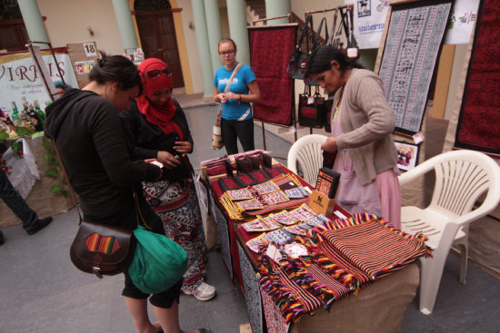 FERIA. La exposicin de artesanas en la Casa de la Cultura Universitaria.