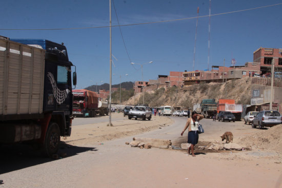 PROTESTA. Los vecinos del Distrito 2 bloquearon exigiendo Terminal en su zona.