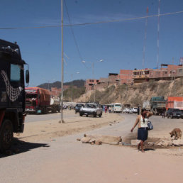 PROTESTA. Los vecinos del Distrito 2 bloquearon exigiendo Terminal en su zona.