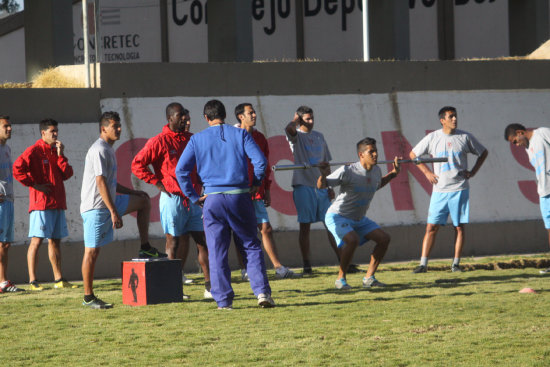 El plantel estudiantil trabaj ayer, lunes, en la cancha de csped natural del complejor El Bosquecillo.