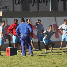 El plantel estudiantil trabaj ayer, lunes, en la cancha de csped natural del complejor El Bosquecillo.