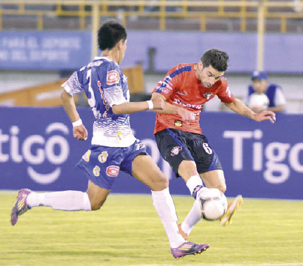 Arriba, incidencias del partido de Real el fin semana; abajo, el duelo entre la U de Chile y Palestino, el domingo.