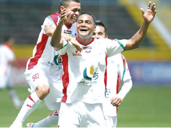 Jugadores de Liga de Loja celebran uno de sus goles de la pasada semana.