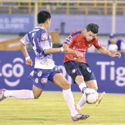 Arriba, incidencias del partido de Real el fin semana; abajo, el duelo entre la U de Chile y Palestino, el domingo.