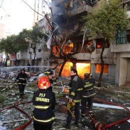 EXPLOSIN. Bomberos en las afueras del edificio, en Rosario, sofocan el fuego.