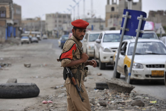 TENSIN. Un soldado hace guardia en un puesto de control establecido en una calle de San, Yemen.