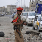 TENSIN. Un soldado hace guardia en un puesto de control establecido en una calle de San, Yemen.