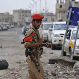 TENSIN. Un soldado hace guardia en un puesto de control establecido en una calle de San, Yemen.