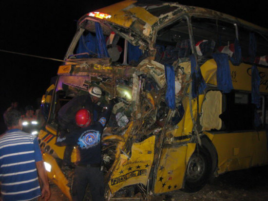 SINIESTRO. Los restos del bus accidentado.