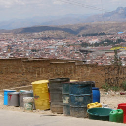 PREVENCIN. Las familias deben almacenar agua en turriles y otros ante los intempestivos cortes del servicio.