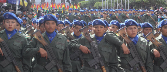 CIVISMO. Las premilitares mujeres del Batalln Quinto de Ingenieros Napolen Ovando hicieron sentir su presencia ante el palco de honor.