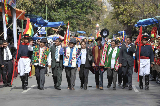 ACTOS. Autoridades nacionales se reunieron en Cochabamba para rendir su homenaje al pas.