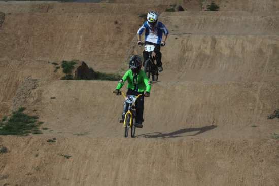 Los pilotos se alistan para el selectivo de bicicross; abajo, Idelfonso lvarez, una de las cartas de Sucre en billar.