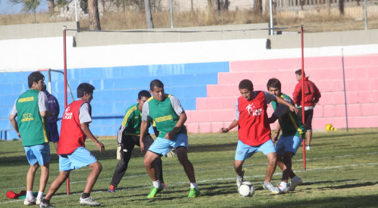 Los estudiantiles no pararon sus entrenamientos por las fiestas patrias; ayer trabajaron en El Bosquecillo de Fancesa.