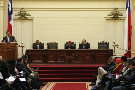 ADVERSIDAD. Los periodistas al inaugurar el foro en Santiago de Chile.