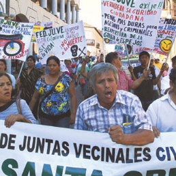 MEDIDAS. Vecinos de Santa Cruz marcharon ayer pidiendo la renuncia de la Ministra de PlanificaciÃ³n.