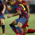 El atacante brasileño del Barcelona, Neymar (i), intenta controlar el balón ante la marca de un rival tailandés.