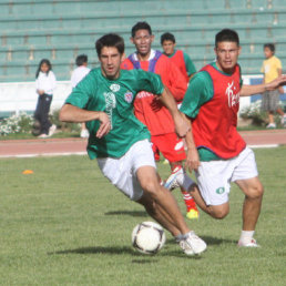 La prÃ¡ctica de ayer, miÃ©rcoles, fue en el estadio Patria. En la foto, el argentino Ezequiel Gaviglio (i).
