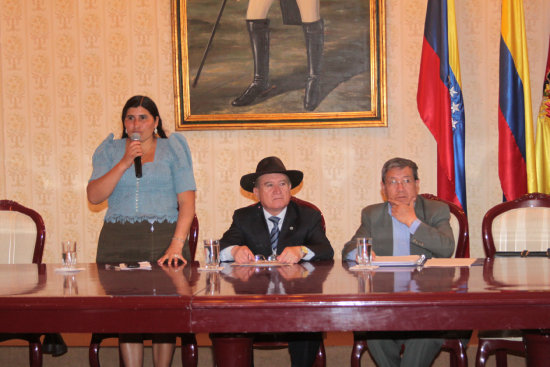 PRESENTACIN. La senadora Nlida Sifuentes, autora de la iniciativa, en la Universidad Andina.