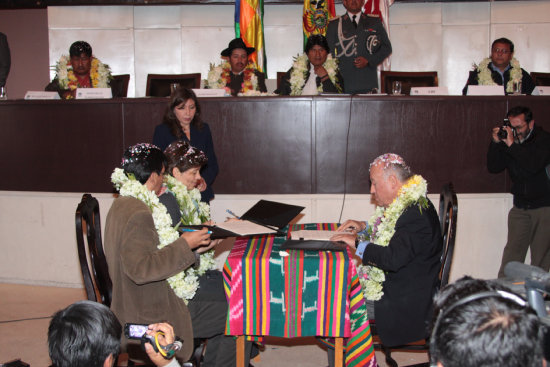 CELEBRACIN. La firma del acuerdo de financiamiento para la construccin de otro tramo en la Diagonal Jaime Mendoza fue en Sucre.